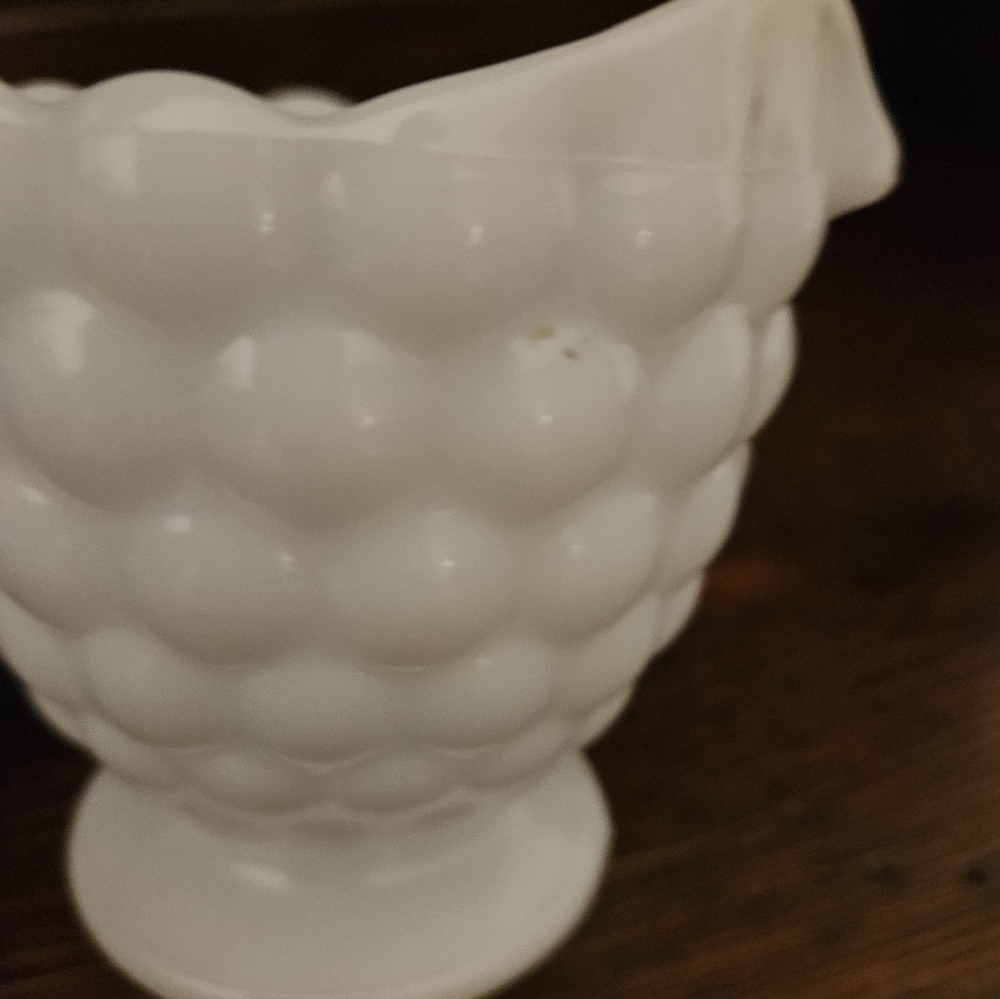 Vintage milk glass bubble creamer. - Picture 8 of 9